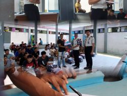 Lapas Bukittinggi Pastikan Pemenuhan Hak WBP Melalui Pembagian Pakaian di Blok Hunian
