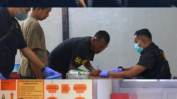 JAGA KONDUSIFITAS, KALAPAS DAN KAKANWIL DITJENPAS SUMBAR PIMPIN RAZIA GABUNGAN DI LAPAS BUKITTINGGI
